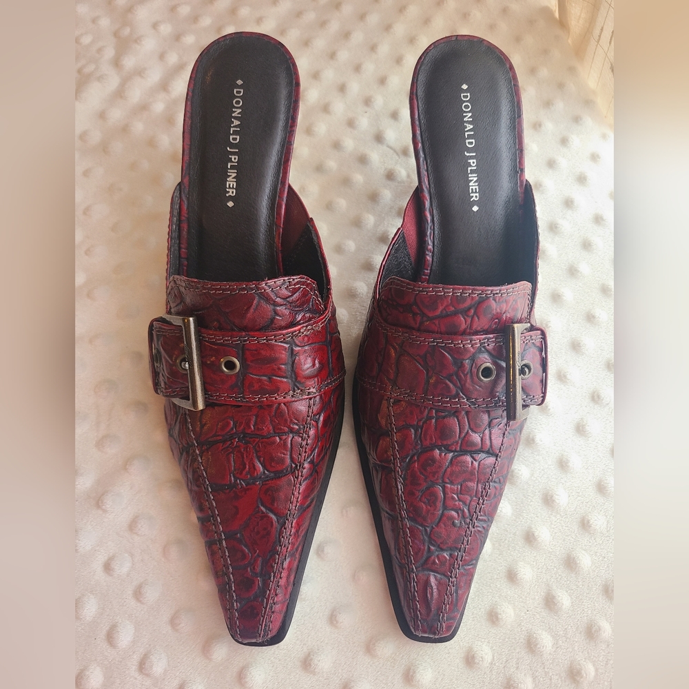 Donald J Pliner Slip On Pointy Shoe size 8.5 Tomato Carib Gator